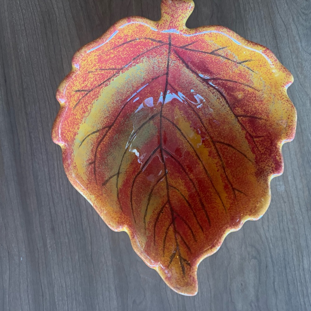 Vtg. ceramic leaf shaped footed bowl: orange/green/red/brown.